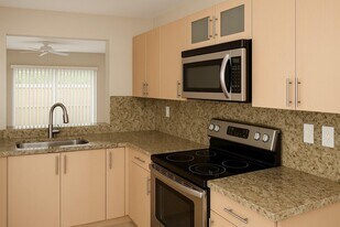 221 Palm Cir E in Pembroke Pines, FL - Building Photo