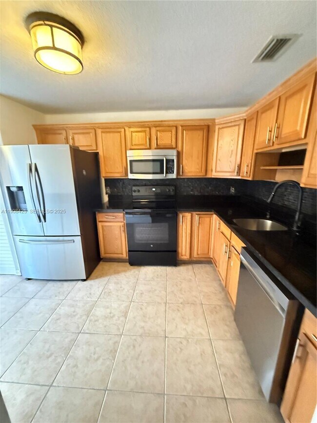 9986 Royal Palm Blvd in Coral Springs, FL - Building Photo - Building Photo