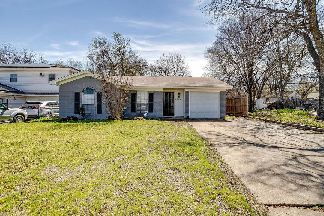 8221 Wyatt Dr in White Settlement, TX - Building Photo