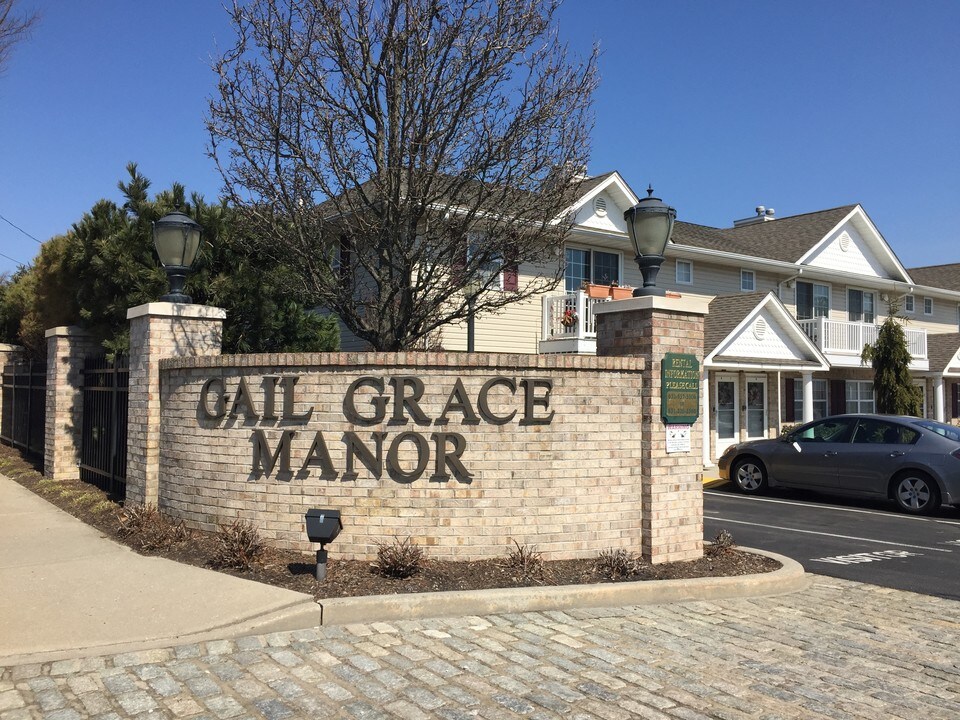 594 W Montauk Hwy in Lindenhurst, NY - Building Photo