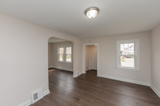 21870 Ball Ave in Euclid, OH - Foto de edificio - Building Photo