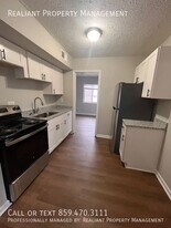 208 Lakeshore Dr in Lexington, KY - Building Photo