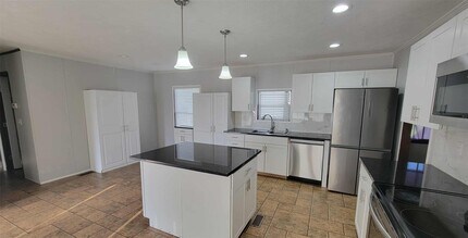 405 Battlebell Rd in Highlands, TX - Building Photo - Building Photo