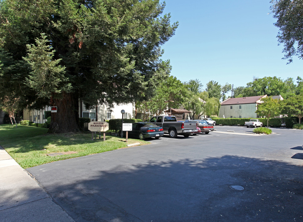 River Parkway Apartments in Sacramento, CA - Building Photo