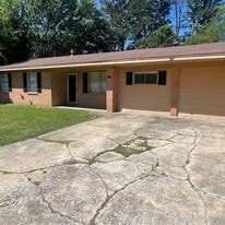 11 Camelia Dr in Texarkana, TX - Building Photo