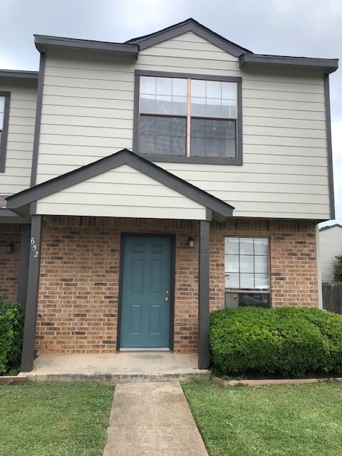 652 W Collins St in Denton, TX - Foto de edificio