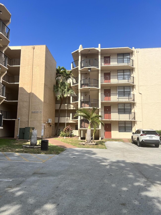 3500 Blue Lake Dr in Pompano Beach, FL - Building Photo - Building Photo