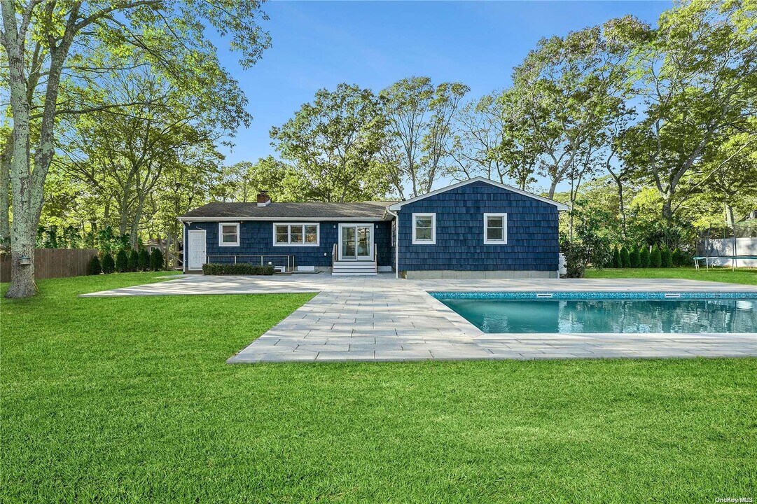 43 Homewood Dr in Hampton Bays, NY - Foto de edificio