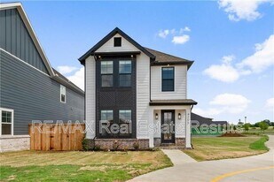 4206 W Bronco Dr in Fayetteville, AR - Building Photo