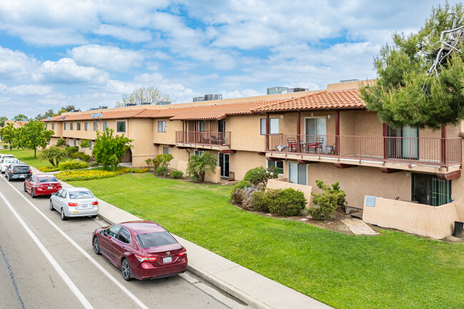 Villa Verde Condominiums in Hanford, CA - Building Photo - Building Photo