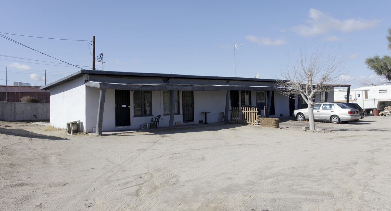 2471 W Main St in Barstow, CA - Building Photo