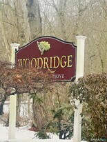 11 King Arthur Dr in East Lyme, CT - Building Photo