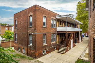 C Roberto Crossing in Cleveland, OH - Foto de edificio - Building Photo