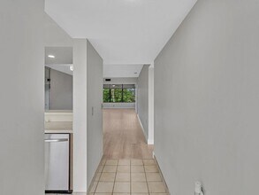 1711 Whitehall Dr, Unit 306 in Davie, FL - Building Photo - Building Photo