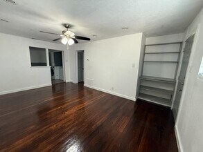 1910 Escalon Ave in San Antonio, TX - Foto de edificio - Building Photo