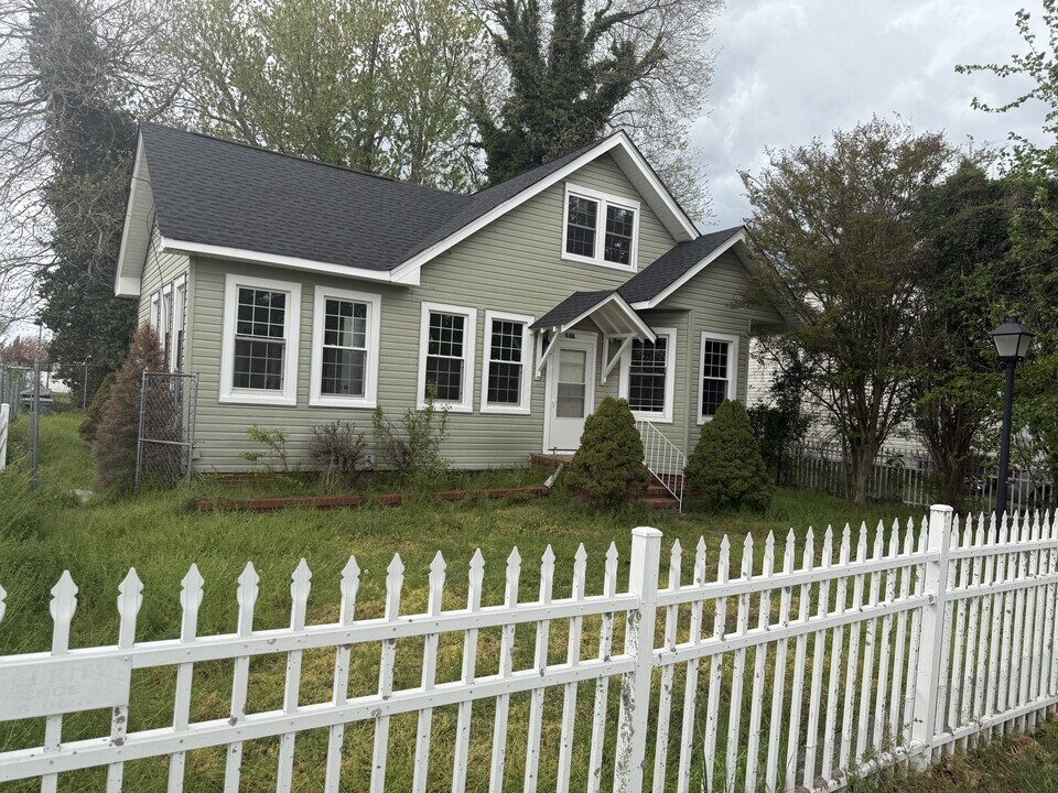 307 E Pembroke Ave in Hampton, VA - Building Photo