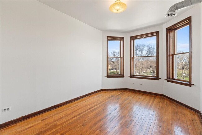 3133 W Augusta Blvd in Chicago, IL - Foto de edificio - Building Photo
