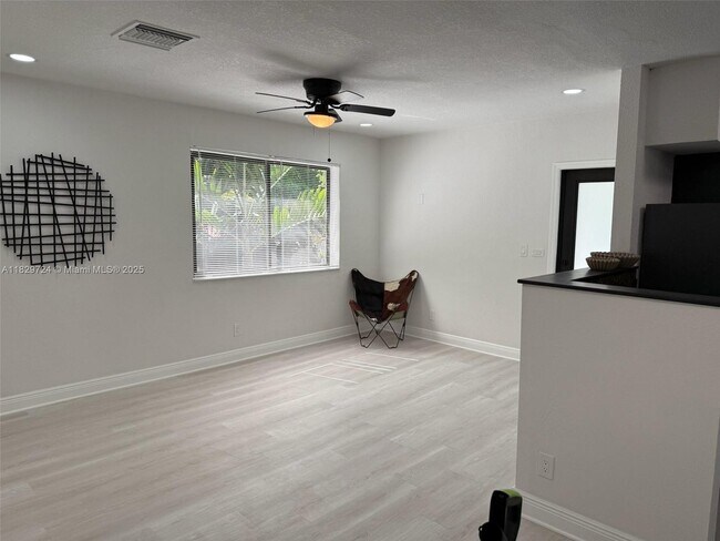 11643 NE 11th Pl in Biscayne Park, FL - Building Photo - Building Photo