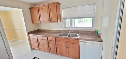 4373 NW 45th Ave in Lauderdale Lakes, FL - Building Photo - Building Photo