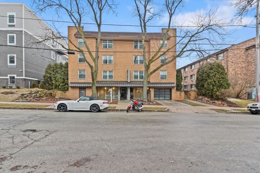 2121 N Cambridge Ave in Milwaukee, WI - Building Photo