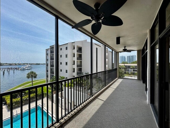 11370 12 Oaks Way in North Palm Beach, FL - Building Photo - Building Photo