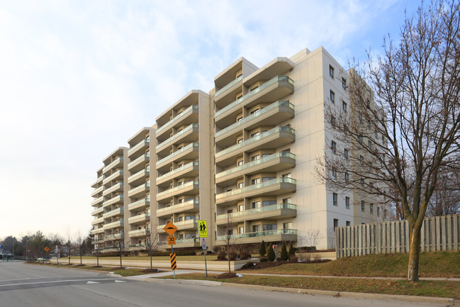 Country Hill Place in Kitchener, ON - Building Photo - Building Photo