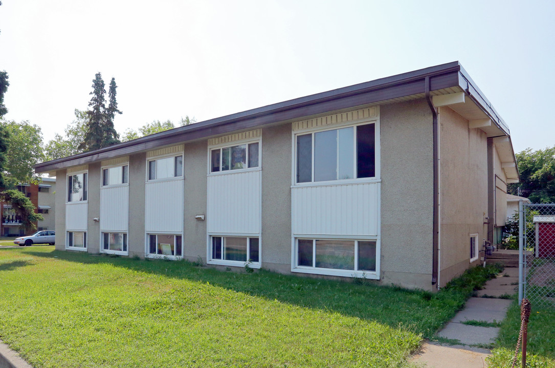 11044 132nd St NW in Edmonton, AB - Building Photo