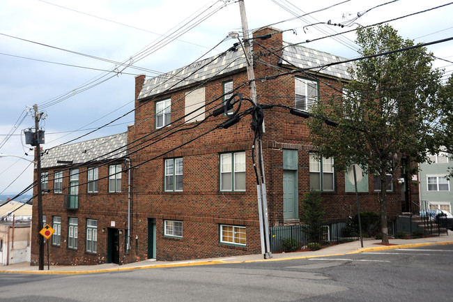 7009 Smith Ave in North Bergen, NJ - Foto de edificio - Building Photo