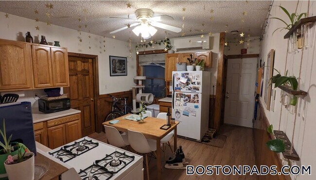 4 Garden Ct St in Boston, MA - Building Photo - Building Photo
