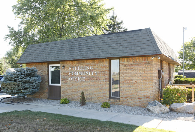 Sterling Estates in Adrian, MI - Foto de edificio - Building Photo