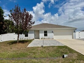 949 SW Fisherman Ave in Port St. Lucie, FL - Building Photo