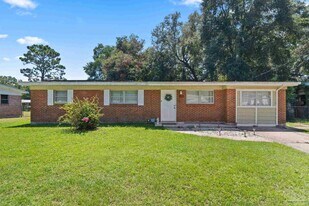 6022 Syrcle Ave in Milton, FL - Building Photo