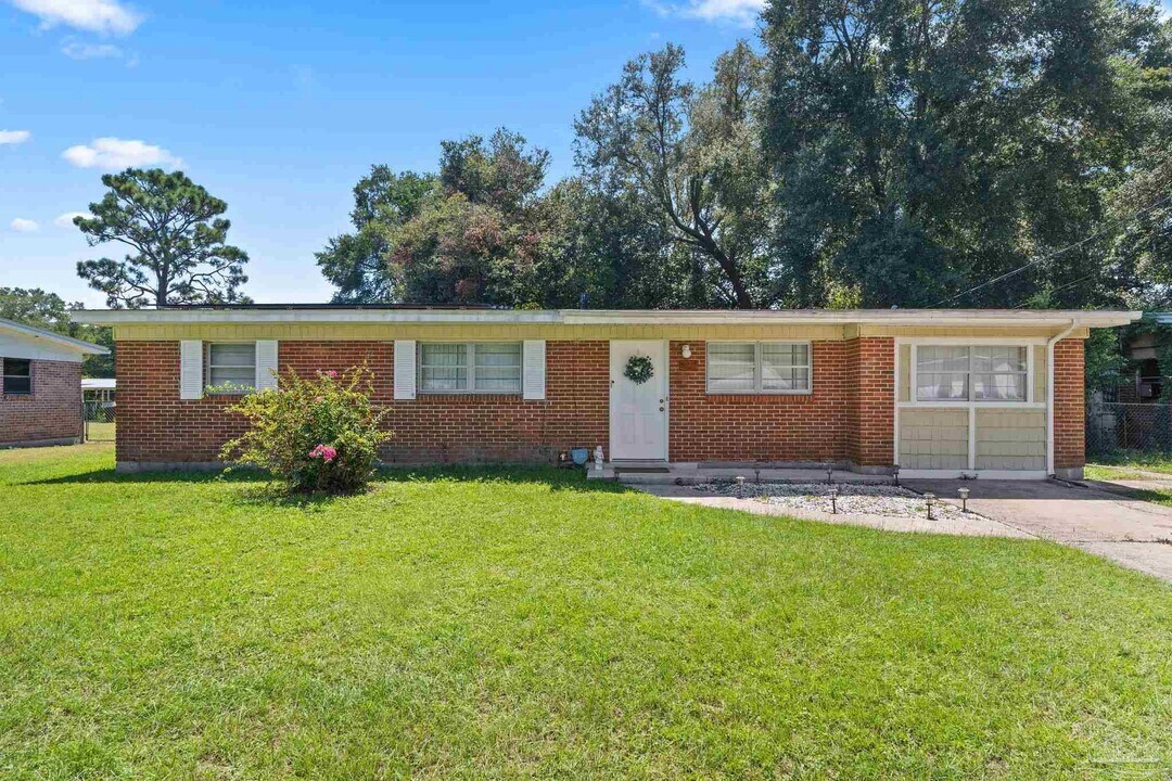 6022 Syrcle Ave in Milton, FL - Building Photo