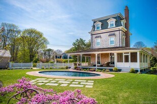 106 Old Depot Rd in Quogue, NY - Building Photo