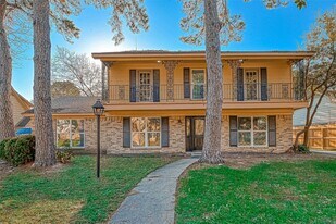 4815 Wind Chimes Dr in Houston, TX - Building Photo