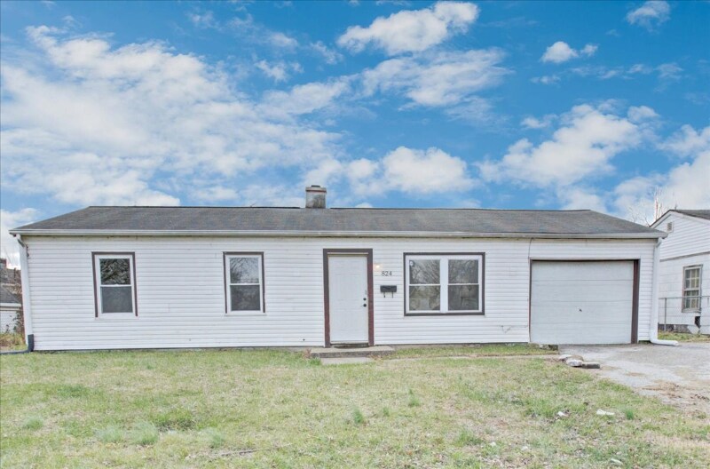 824 St Monica Dr in Sauget, IL - Building Photo