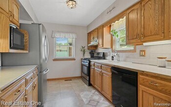 6900 Crestwood St in Dearborn Heights, MI - Building Photo - Building Photo