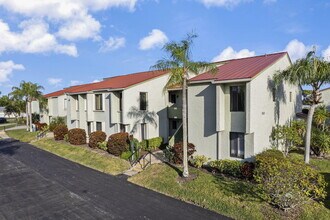 5473 SE Miles Grant Rd in Stuart, FL - Building Photo - Building Photo