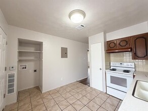 902 Biloxi Dr in Ennis, TX - Foto de edificio - Building Photo