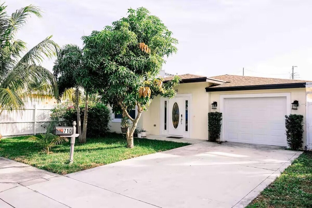 710 Dobbins St in West Palm Beach, FL - Building Photo