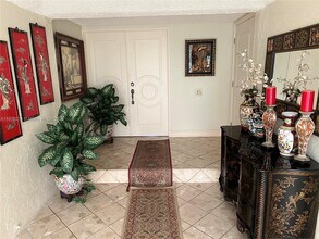9501 E Calusa Club Dr in Miami, FL - Building Photo - Building Photo