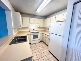 350 Palm Cir W in Pembroke Pines, FL - Building Photo