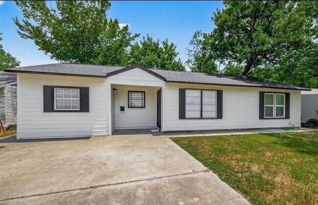 7023 Crestmont St in Houston, TX - Building Photo - Building Photo