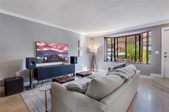 10087 SW 77th Ct in Miami, FL - Foto de edificio - Building Photo