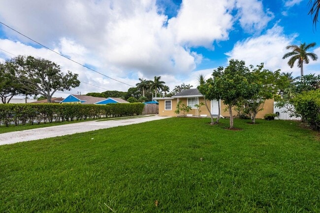 3 Miller Rd in Palm Springs, FL - Building Photo - Building Photo