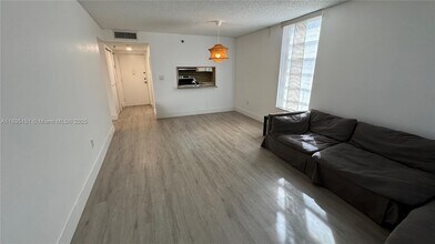 9688 Fontainebleau Blvd in Miami, FL - Building Photo - Building Photo