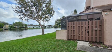 1061 NW 122nd Ter in Pembroke Pines, FL - Foto de edificio - Building Photo