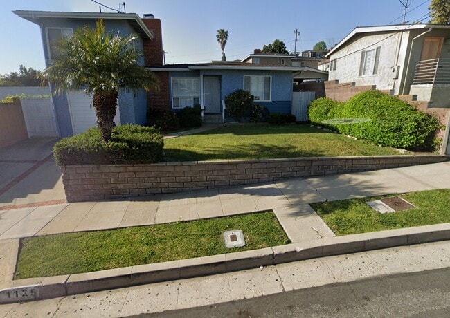 property at 1125 W Crestwood Ave