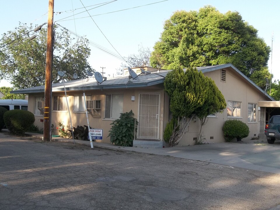 1005 E El Monte Way in Dinuba, CA - Building Photo