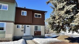 7863 Cedarwood Park in Grande Prairie, AB - Building Photo